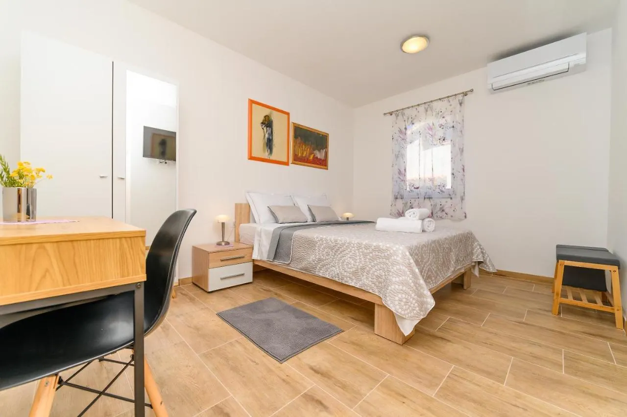 Guest house Apartments Forever Miholascica