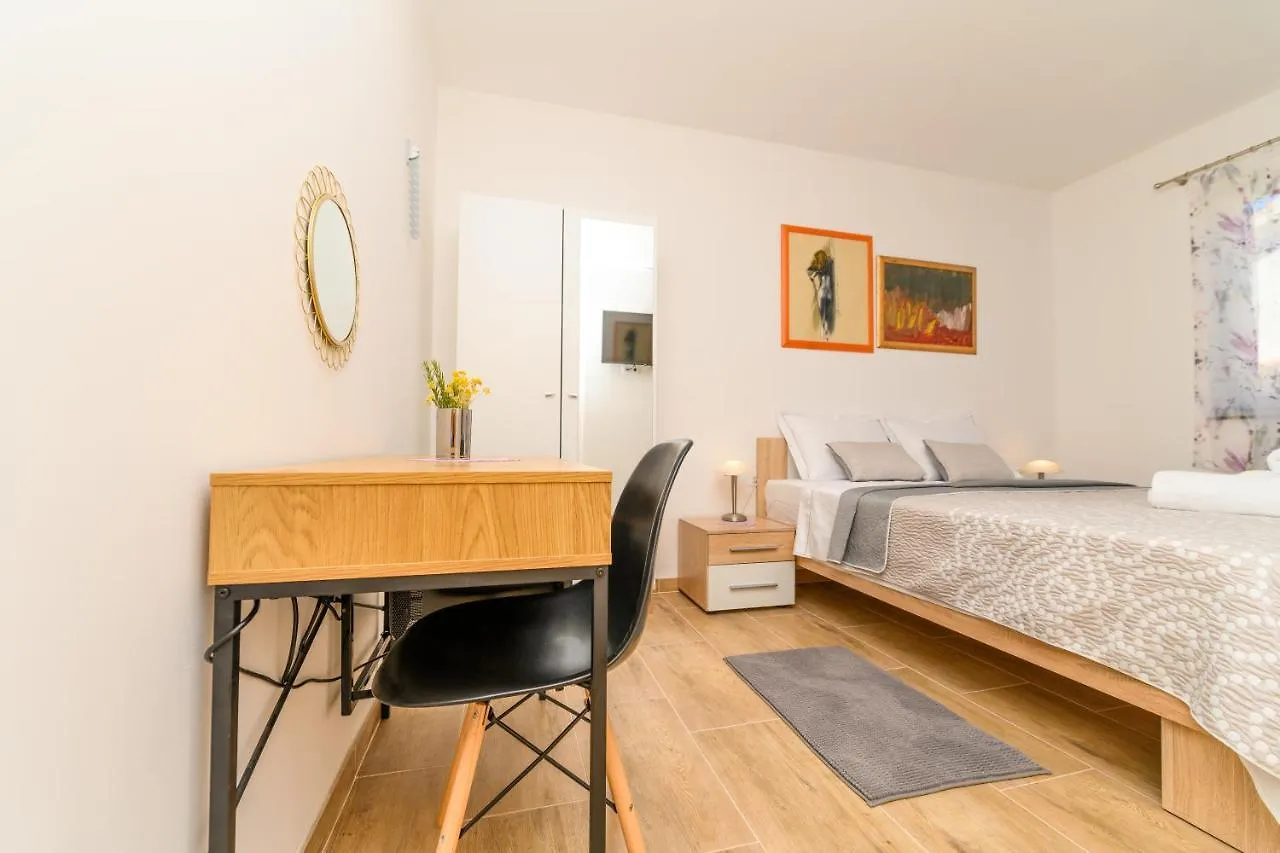 Guest house Apartments Forever Miholascica